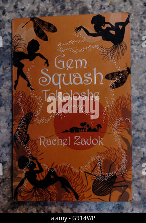 Le premier roman de Rachel Zadok, « GEM squash Tokoloshe », est photographié dans la salle à manger Pullens à Herne Hill, dans le sud de Londres, le mercredi 16 novembre 2005. Le livre a valu à Rachel une nomination pour les Whitbread Book Awards aux côtés d'auteurs tels que Salman Rushdie et Nick Hornby. Rachel, 33 ans, est originaire de Johannesburg en Afrique du Sud et jusqu'à récemment passé deux ans à travailler comme serveuse à Pullens comme elle a écrit ses débuts et maintenant acclamé roman. Voir PA Story ARTS Whitbread. APPUYEZ SUR ASSOCIATION photo. Le crédit photo devrait se lire comme suit : Johnny Green/PA. Banque D'Images