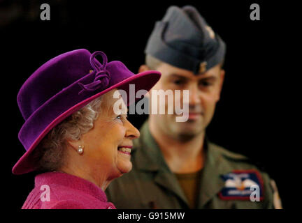 La reine Elizabeth II de Grande-Bretagne est montrée autour de RAF Coltimath par le vol Lt Jason Beddall lors d'une visite à la base aérienne de Norfolk, le jeudi 17 2005 novembre, marquant le 65e anniversaire de l'aérodrome de la bataille de Grande-Bretagne. La Reine a inspecté la garde d'honneur et a observé un flipper de neuf avions Jaguar. PRESSE ASSOCIATION PHOTO le crédit photo devrait se lire: Chris Radburn/WPA/PA Banque D'Images