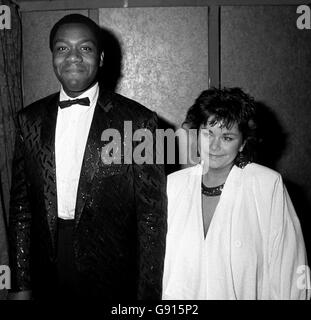 Lenny Henry et Dawn Français.Lenny Henry, comédien britannique, avec son épouse Dawn French, partenaire comédienne de Jennifer Saunders. Banque D'Images