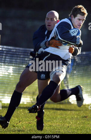 Sean Lamont et Simon Webster, en Écosse, en action lors d'une session d'entraînement au stade Murrayfield, à Édimbourg, le jeudi 17 novembre 2005, avant leur match international contre les Samoa, dimanche. APPUYEZ SUR ASSOCIATION photo. Le crédit photo devrait se lire comme suit : David Cheskin/PA. Banque D'Images