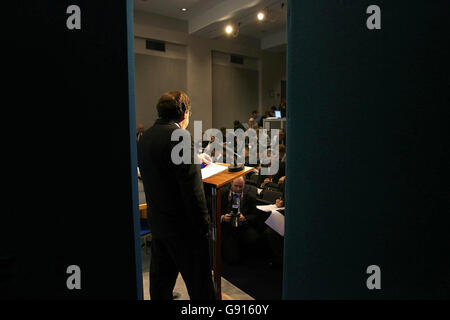 Ministre des Finances, Brian Cowen, TD à la publication du Budget des dépenses pour les services publics et Résumé Programme d'investissement public à des bâtiments gouvernementaux, Dublin, le jeudi 17 novembre 2005. Dévoilant son deuxième livre d'estimations, M. Cowen alloué 12 milliards d'euros pour la santé, une augmentation de 9  %, et de 7,2 milliards d'euros pour l'éducation, soit une hausse de 7,9  %. Une somme de 12,4 milliards d'euros de l'ensemble de 48,5 milliards d'euros seront investis dans le ministère des Affaires sociales et de la famille. Voir l'activité de la politique des dépenses Histoire de l'Irlande. ASSOCIATION DE PRESSE Photo. Crédit photo doit se lire : Julien Behal/PA Banque D'Images