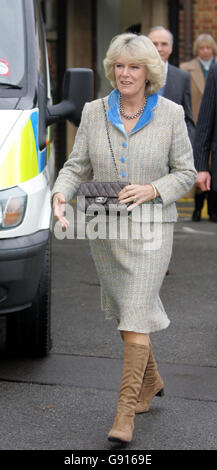 La duchesse de Cornwall visite le poste de police de Chippenham pour voir le travail effectué par le Wiltshire Bobby Van Trust, le mardi 22 novembre 2005. Camilla a visité aujourd'hui le Springboard Opportunity Group, un établissement qui aide les jeunes enfants ayant des difficultés d'apprentissage à Chippenham, dans le Wiltshire, grâce à une lettre de demande personnelle de Julie Picter, 36 ans, une ancienne main stable de Camilla dont Beth, fille de trois ans, qui a des difficultés d'apprentissage, assiste maintenant au groupe. Voir PA Story ROYAL Camilla. APPUYEZ SUR ASSOCIATION photo. Le crédit photo devrait se lire: Austin Hargrave/The Daily Mirror/NPA Rota/PA Banque D'Images