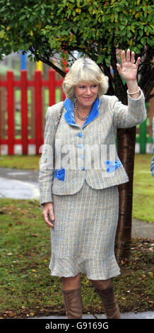 La duchesse de Cornwall visite le poste de police de Chippenham pour voir le travail effectué par le Wiltshire Bobby Van Trust, le mardi 22 novembre 2005. Camilla a visité aujourd'hui le Springboard Opportunity Group, un établissement qui aide les jeunes enfants ayant des difficultés d'apprentissage à Chippenham, dans le Wiltshire, grâce à une lettre de demande personnelle de Julie Picter, 36 ans, une ancienne main stable de Camilla dont Beth, fille de trois ans, qui a des difficultés d'apprentissage, assiste maintenant au groupe. Voir PA Story ROYAL Camilla. APPUYEZ SUR ASSOCIATION photo. Le crédit photo devrait se lire: Austin Hargrave/The Daily Mirror/NPA Rota/PA Banque D'Images