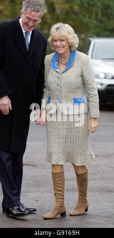 La duchesse de Cornwall visite le poste de police de Chippenham pour voir le travail effectué par le Wiltshire Bobby Van Trust, le mardi 22 novembre 2005. Camilla a visité aujourd'hui le Springboard Opportunity Group, un établissement qui aide les jeunes enfants ayant des difficultés d'apprentissage à Chippenham, dans le Wiltshire, grâce à une lettre de demande personnelle de Julie Picter, 36 ans, une ancienne main stable de Camilla dont Beth, fille de trois ans, qui a des difficultés d'apprentissage, assiste maintenant au groupe. Voir PA Story ROYAL Camilla. APPUYEZ SUR ASSOCIATION photo. Le crédit photo devrait se lire: Austin Hargrave/The Daily Mirror/NPA Rota/PA Banque D'Images