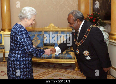 La reine Elizabeth II de Grande-Bretagne rencontre le Premier ministre de Papouasie-Nouvelle-Guinée. L'honorable sir Michael Somare, au Palais de Buckingham, à Londres, le mardi 22 novembre 2005. Sir Michael a présenté à la Reine l'insigne de l'ordre de Logohu. APPUYEZ SUR ASSOCIATION photo. Le crédit photo devrait se lire: Matthew Fearn/WPA Rota/PA Banque D'Images