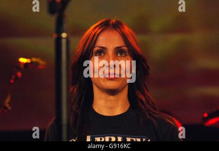 PAS DE MERCHANDISING Natalie Imbruglia se produit sur scène lors de son concert au Shepherds Bush Empire, West London, le lundi 21 novembre 2005. APPUYEZ SUR ASSOCIATION photo. Crédit photo devrait lire: Steve Parsons/PA ... SHOWBIZ Imbruglia ... 21-11-2005 ... Londres ... ROYAUME-UNI ... APPUYEZ SUR ASSOCIATION photo. Photo Credit devrait se lire: Steve Parsons/PA. Référence unique no 2712680 Banque D'Images