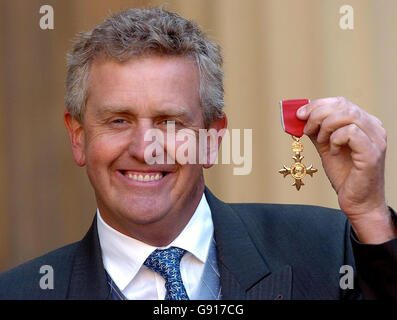 Le golfeur Colin Montgomerie au Palais de Buckingham à Londres après avoir reçu un OBE du Prince de Galles pour des services à son sport. Banque D'Images