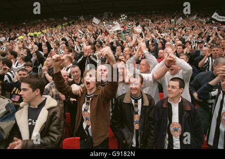 Soccer - mi-finale de la coupe Littlewoods FA Cup - Newcastle United contre Sheffield United. Fans de Newcastle United Banque D'Images