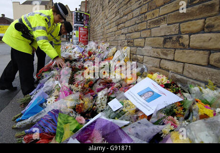 Cent d'hommages floraux sur les lieux du meurtre du PC Sharon Beshenivsky, dimanche 27 novembre 2005. Les détectives interrogent aujourd'hui un homme de 19 ans sur le meurtre de PC Beshenivsky et la tentative de meurtre de sa collègue PC Teresa Milburn. Yusuf Jama - l'un des trois policiers nommés suspects plus tôt cette semaine - a été arrêté à Birmingham, a déclaré la police du West Yorkshire. Voir PA Story policier. APPUYEZ SUR ASSOCIATION photo. Le crédit photo devrait se lire: John Giles/PA. Banque D'Images