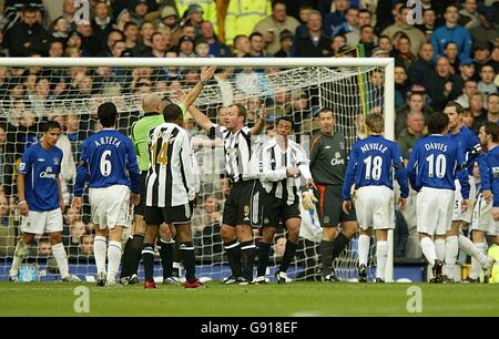 Alan Shearer de Newcastle United appelle l'arbitre Howard Webb pour une pénalité après que James McFadden d'Everton a traité dans la zone de pénalité, comme l'arbitre signale un virage Banque D'Images