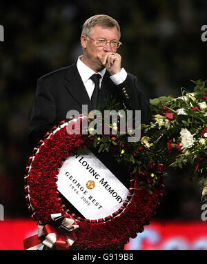 Alex Ferguson, directeur de Manchester United, avec une couronne en l'honneur de George Best avant le quatrième match de la Carling Cup à Old Trafford, Manchester, le mercredi 30 novembre 2005. Voir PA Story FOOTBALL Best. APPUYEZ SUR ASSOCIATION photo. Le crédit photo devrait se lire: Martin Rickett/PA. Banque D'Images