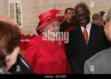 La reine Elizabeth II assiste à la cérémonie d'ouverture de la réunion des chefs de gouvernement du Commonwealth (CHOGM) à la Valette, le troisième jour de sa visite d'État à Malte. À la fin de la cérémonie, la Reine a posé une photo de groupe et a rencontré des ONG lors d'une réception. Banque D'Images