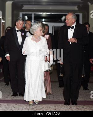 La reine Elizabeth II et HRH le duc d'Édimbourg assistent à un dîner pour la réunion des chefs de gouvernement du Commonwealth (CHOGM) qui s'est tenue cette année à Malte. Banque D'Images