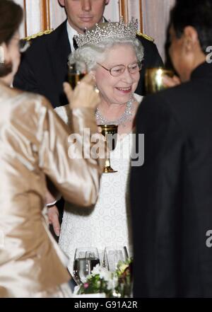 La reine Elizabeth II et HRH le duc d'Édimbourg assistent à un dîner pour la réunion des chefs de gouvernement du Commonwealth (CHOGM) qui s'est tenue cette année à Malte. Banque D'Images