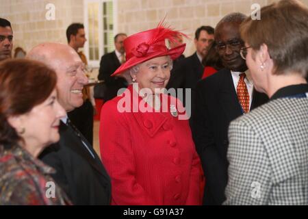 La reine Elizabeth II assiste à la cérémonie d'ouverture de la réunion des chefs de gouvernement du Commonwealth (CHOGM) à la Valette, le troisième jour de sa visite d'État à Malte. À la fin de la cérémonie, la Reine a posé une photo de groupe et a rencontré des ONG lors d'une réception. Banque D'Images