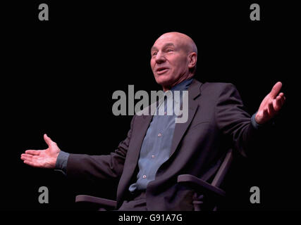 Patrick Stewart est l'un des stars de sa propre adaptation de Charles Dickens 'A Christmas Carol', au théâtre Albery dans le centre de Londres, le mercredi 7 décembre 2005. APPUYEZ SUR ASSOCIATION photo. Le crédit photo devrait se lire: Steve Parsons/PA. Banque D'Images