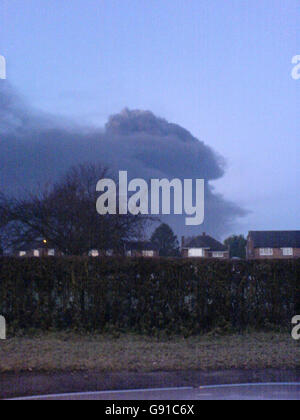 Un panache noir de fumée s'échappe du terminal de carburant de Buncefield à Leverstock Green, dans les Herts, près de Hemel Hempstead et de la sortie 8 du M1 dimanche 11 2005 décembre, où trois explosions majeures ont secoué un dépôt de pétrole au début de l'année.Voir PA Story BLASTE explosion.APPUYEZ SUR ASSOCIATION photo.Le crédit photo devrait se lire comme suit : Richard Aylmer-Hall/PA Banque D'Images