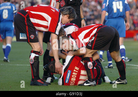 David Unsworth (Floor) de Sheffield United est félicité par Leigh Bromby (L) et Nick Montgomery pour son but d'ouverture alors qu'il se blesse après sa grève lors du match de championnat Coca-Cola contre Millwall à Bramall Lane, Sheffield, le samedi 19 novembre 2005. APPUYEZ SUR ASSOCIATION photo. Le crédit photo devrait se lire comme suit : PA. PAS D'UTILISATION DU SITE WEB DU CLUB OFFICIEUX. Banque D'Images