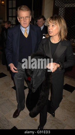 Sir Christopher Meyer, ancien ambassadeur britannique aux États-Unis, arrive avec sa femme Catherine au Théâtre Royal Drury Lane, pour un spectacle commémoratif célébrant la vie de feu Mo Mowlam, le dimanche 20 novembre 2005. Voir PA Story POLITICS Mowlam. APPUYEZ SUR ASSOCIATION photo. Le crédit photo devrait se lire : John Stillwell/PA Banque D'Images