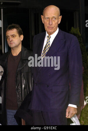 L'agent professionnel Phil Hughes (à gauche) et le professeur Roger Williams s'admment à la presse en attente devant le Cromwell Hospital de l'Ouest de Londres où le client de Williams, l'ancienne star du football George Best, est gravement malade, Londres le 21 novembre 2005.George Best ne peut pas continuer à survivre « jour après jour » sans montrer des signes d'amélioration, a déclaré aujourd'hui son médecin.L'homme de 59 ans est en soins intensifs depuis qu'il a été frappé par une infection pulmonaire.Voir PA Story FOOTBALL Best.APPUYEZ SUR ASSOCIATION photo.Le crédit photo devrait se lire : Andrew Stuart/PA Banque D'Images