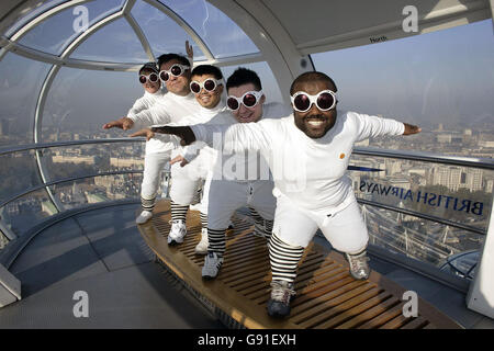 Oompa Loompas Profitez d'un tour sur le London Eye (L-R : Denise Dove, Jamie Legg, Danny Roberts, Andy Inns et Michael Caballero) lors du lancement du DVD « Charlie and the Chocolate Factory », centre de Londres, lundi 21 novembre 2005.APPUYEZ SUR ASSOCIATION photo.Crédit photo devrait se lire: Edmond Terakopian / PA Banque D'Images