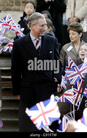 Le Prince de Galles lors d'une visite à la North London Collegiate School, Lundi 21 novembre 2005 après avoir rencontré précédemment des volontaires qui aident à reconstruire des parties du Sri Lanka touchées par le tsunami du lendemain de Noël en exploitant le méthane du bison.Charles a visité le Département de l'éducation et des compétences dans le centre de Londres, où il a rencontré trois femmes qui ont contribué à la mise en place d'un « centre écologique » dans l'une des régions les plus touchées. Mais ils n'ont pas réussi à parler au Prince de l'un de leurs projets les plus innovants - la collecte de « bio-gaz » des fèces de buffle pour alimenter les poêles de cuisson à proximité. Voir PA Story ROYAL Banque D'Images