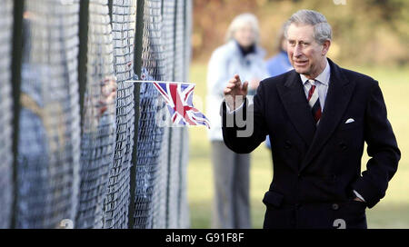 Le Prince de Galles lors d'une visite à la North London Collegiate School, Lundi 21 novembre 2005 après avoir rencontré précédemment des volontaires qui aident à reconstruire des parties du Sri Lanka touchées par le tsunami du lendemain de Noël en exploitant le méthane du bison.Charles a visité le Département de l'éducation et des compétences dans le centre de Londres, où il a rencontré trois femmes qui ont contribué à la mise en place d'un « centre écologique » dans l'une des régions les plus touchées. Mais ils n'ont pas réussi à parler au Prince de l'un de leurs projets les plus innovants - la collecte de « bio-gaz » des fèces de buffle pour alimenter les poêles de cuisson à proximité. Voir PA Story ROYAL Banque D'Images