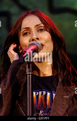 . Natalie Imbruglia joue sur scène lors de son concert au Shepherds Bush Empire, à l'ouest de Londres, le lundi 21 novembre 2005. APPUYEZ SUR ASSOCIATION photo. Le crédit photo devrait se lire: Steve Parsons/PA Banque D'Images