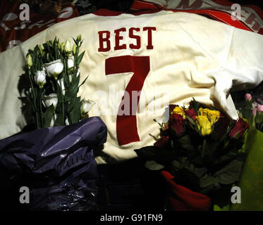 Le maillot Manchester United de George Best et les hommages fleuris sont laissés par les fans pendant la nuit à l'entrée de l'hôpital Cromwell dans l'ouest de Londres, car la légende du football reste proche de la mort. La famille de BEST, dont son fils Calum, 24 ans, et son père Dickie, 87 ans, ont gardé une vigile à son chevet et ses anciens coéquipiers, Sir Bobby Charlton et Denis Law, ont fait des adieux émotionnels. Voir PA Story HEALTH Best. APPUYEZ SUR ASSOCIATION photo. Le crédit photo devrait se lire : Andrew Stuart/PA Banque D'Images