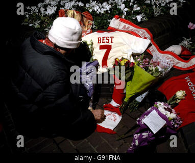 Le maillot Manchester United de George Best et les hommages fleuris sont laissés par les fans pendant la nuit à l'entrée de l'hôpital Cromwell dans l'ouest de Londres, car la légende du football reste proche de la mort. La famille de BEST, dont son fils Calum, 24 ans, et son père Dickie, 87 ans, ont gardé une vigile à son chevet et ses anciens coéquipiers, Sir Bobby Charlton et Denis Law, ont fait des adieux émotionnels. Voir PA Story HEALTH Best. APPUYEZ SUR ASSOCIATION photo. Le crédit photo devrait se lire : Andrew Stuart/PA Banque D'Images