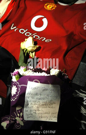 Un maillot Manchester United et des hommages fleuris sont laissés par les fans pendant la nuit à l'entrée de l'hôpital Cromwell dans l'ouest de Londres, alors que la légende du football George Best est proche de la mort. La famille de BEST, dont son fils Calum, 24 ans, et son père Dickie, 87 ans, Gardé une vigile par son chevet et les anciens copains de l'équipe Sir Bobby Charlton et Denis Law sont venus dire des adieux émotionnels. Voir PA Story HEALTH Best. APPUYEZ SUR ASSOCIATION photo. Le crédit photo devrait se lire : Andrew Stuart/PA Banque D'Images