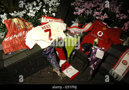 Le maillot Manchester United de George Best et les hommages fleuris sont laissés par les fans pendant la nuit à l'entrée de l'hôpital Cromwell dans l'ouest de Londres, car la légende du football reste proche de la mort. La famille de BEST, dont son fils Calum, 24 ans, et son père Dickie, 87 ans, ont gardé une vigile à son chevet et ses anciens coéquipiers, Sir Bobby Charlton et Denis Law, ont fait des adieux émotionnels. Voir PA Story HEALTH Best. APPUYEZ SUR ASSOCIATION photo. Le crédit photo devrait se lire : Andrew Stuart/PA Banque D'Images