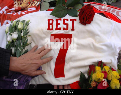 Le maillot Manchester United de George Best et les hommages fleuris sont laissés par les fans pendant la nuit à l'entrée de l'hôpital Cromwell dans l'ouest de Londres, car la légende du football reste proche de la mort. La famille de BEST, dont son fils Calum, 24 ans, et son père Dickie, 87 ans, ont gardé une vigile à son chevet et ses anciens coéquipiers, Sir Bobby Charlton et Denis Law, ont fait des adieux émotionnels. Voir PA Story HEALTH Best. APPUYEZ SUR ASSOCIATION photo. Le crédit photo devrait se lire: Matthew Fearn/PA Banque D'Images