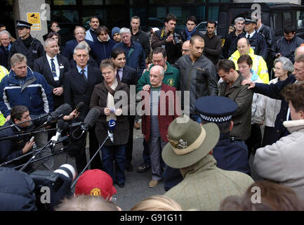 Des membres de la famille Best parlent aux médias à la suite du décès du footballeur de Manchester United et d'Irlande du Nord George Best à l'hôpital Cromwell, dans le centre de Londres, le vendredi 25 novembre 2005. Meilleure mort à l'âge de 59 ans après une longue histoire d'abus d'alcool. Voir PA Story DEATH Best. APPUYEZ SUR ASSOCIATION photo. Le crédit photo devrait se lire: Matthew Fearn/PA Banque D'Images