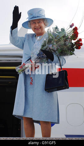 La reine Elizabeth II de Grande-Bretagne part de l'aéroport de Malte le samedi 26 2005 novembre à la fin de la visite d'État sur l'île. APPUYEZ SUR ASSOCIATION photo. Le crédit photo devrait se lire comme suit : Fiona Hanson/PA Banque D'Images