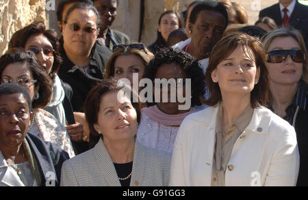 Cherie Blair, épouse du Premier Ministre, aux temples de Ggantija sur l'île de Gozo à Malte, le samedi 26 novembre 2005, où elle et les autres conjoints des dirigeants du Commonwealth ont visité l'île pendant la réunion des chefs de gouvernement du Commonwealth de cette année. APPUYEZ SUR ASSOCIATION photo. Le crédit photo devrait se lire comme suit : Stefan Rousseau/PA Banque D'Images