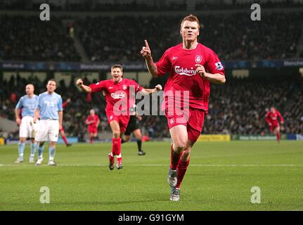 Football - FA Barclays Premiership - Manchester City / Liverpool - City of Manchester Stadium. John Arne Riise de Liverpool célèbre son but Banque D'Images