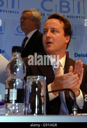 Les rivaux à la tête du parti conservateur David Cameron (à droite) et David Davis lors de la conférence annuelle de la Confédération de l'industrie britannique, dans le centre de Londres, le lundi 28 novembre 2005.Voir PA Story POLITICS CBI.APPUYEZ SUR ASSOCIATION photo.Le crédit photo devrait se lire: Matthew Fearn/PA. Banque D'Images