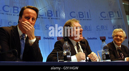 Les rivaux à la tête du parti conservateur David Cameron (à gauche), David Davis (à droite) et le directeur général de l'IBC Digby Jones lors de la conférence annuelle de la Confédération de l'industrie britannique, dans le centre de Londres, le lundi 28 novembre 2005. Voir PA Story POLITICS CBI. APPUYEZ SUR ASSOCIATION photo. Le crédit photo devrait se lire: Matthew Fearn/PA Banque D'Images