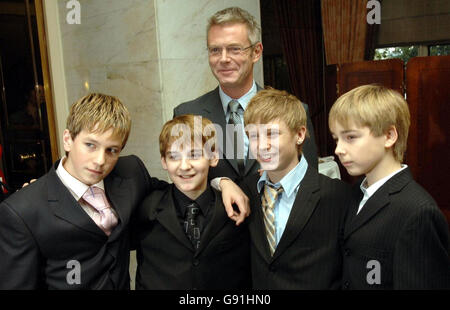 Le réalisateur Stephen Daltry avec les quatre garçons qui jouent actuellement Billy Elliot dans la comédie musicale (gauche-droite) James Lomas, Leon Cooke, George McGuire, et Liam Mower lors de la 51e soirée Standard Theatre Awards tenue à l'hôtel Savoy dans le centre de Londres.Voir PA Story SHOWBIZ Awards, lundi 28 novembre 2005.APPUYEZ SUR ASSOCIATION photo.Photo Credit devrait se lire: Steve Parsons/PA. Banque D'Images