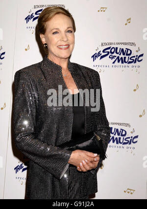 Dame Julie Andrews arrive pour le lancement du DVD du 40e anniversaire de 'The Sound of Music', qui s'est tenu à BAFTA à Piccadilly, dans le centre de Londres, le lundi 28 novembre 2005. APPUYEZ SUR ASSOCIATION photo. Le crédit photo devrait se lire: Yui Mok/PA Banque D'Images