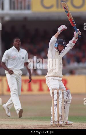 Cricket - Cinquième match d'essai de Cornhill - Angleterre contre Antilles - Trent Bridge.Le capitaine d'Angleterre Michael Atherton (à droite) prend les bras à une balle de Ian Bishop Banque D'Images