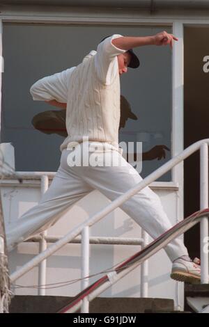 Le capitaine de l'Angleterre Michael Atherton fait un acte d'équilibrage Banque D'Images