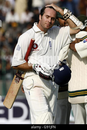 Le capitaine d'Angleterre Michael Vaughan quitte le terrain après avoir été pris et sous l'égide du pakistanais Shoaib Akhtar pour 13 courses au cours du quatrième jour du troisième match de test au stade Kadhafi à Lahore, au Pakistan, vendredi 2 décembre 2005. Voir PA Story CRICKET England. APPUYEZ SUR ASSOCIATION photo. Crédit photo devrait se lire: Gareth Copley/PA ***- PAS D'UTILISATION DE TÉLÉPHONE MOBILE*** Banque D'Images