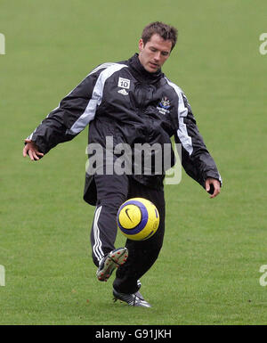 Michael Owen, de Newcastle United, s'entraîne seul lors d'une séance d'entraînement à Longbenton, Newcastle, le vendredi 2 décembre 2005. Newcastle United face à Aston Villa à St James' Park demain. APPUYEZ SUR ASSOCIATION photo. Le crédit photo devrait se lire: Owen Humphreys/PA. Banque D'Images