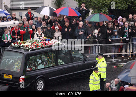 Les adeptes de la mode applaudissent tandis que le cortège funéraire de George Best traverse le domaine de Cregagh à Belfast est, le samedi 3 décembre 2005. Le monde du football payait aujourd'hui ses derniers égards, car Best, l'un des plus grands joueurs de l'histoire, a été mis au repos. BEST, 59 ans, est décédé vendredi dernier à l'hôpital Cromwell de Londres. Voir PA Story FUNÉRAILLES Best. APPUYEZ SUR ASSOCIATION photo. Le crédit photo devrait se lire comme suit : Niall Carson/PA. Banque D'Images