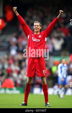 Peter Crouch, de Liverpool, célèbre son premier but tant attendu pour Liverpool. Banque D'Images