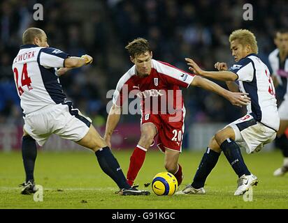 Brian McBride de Fulham (c) traverse le Ronnie de West Bromwich Albion Wallwork et Junichi Inamoto Banque D'Images