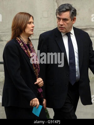 Le chancelier Gordon Brown et sa femme Sarah arrivent au service commémoratif de l'ancien secrétaire aux Affaires étrangères Robin Cook à Westminster. Banque D'Images