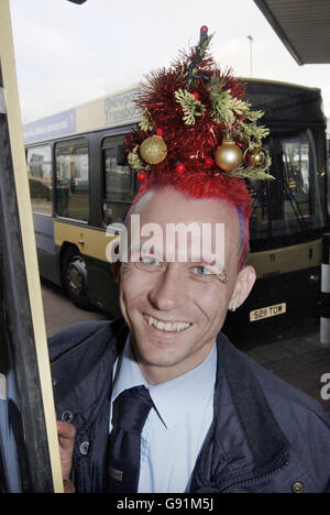 IMAGE INDÉPENDANTE Mark Davis, 31 ans, de Pontypool, un chauffeur de bus du sud du pays de Galles qui s'est fait pousser pour Noël en ayant un mini sapin tissé dans ses cheveux, mercredi 7 décembre 2005. Des managers bien humorisés lui ont permis de continuer à conduire son bus à impériale tout en arborant un arbre artificiel accrocheur. Le père de deux a déclaré : « J'ai déjà eu quelques cheveux envoûtés, mais celui-ci est la tête et les épaules au-dessus du reste. » APPUYEZ SUR ASSOCIATION photo. Le crédit photo devrait se lire comme suit : Barry Batchelor/PA Banque D'Images